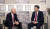 지난 2017년 1월 17일 스위스에서 열린 다보스 포럼에서 시진핑 중국 국가주석이 당시 조 바이든 미 부통령과 만났다. 바이든 대통령은 14일 시 주석과 첫 정상회담을 연다. 신화사=연합