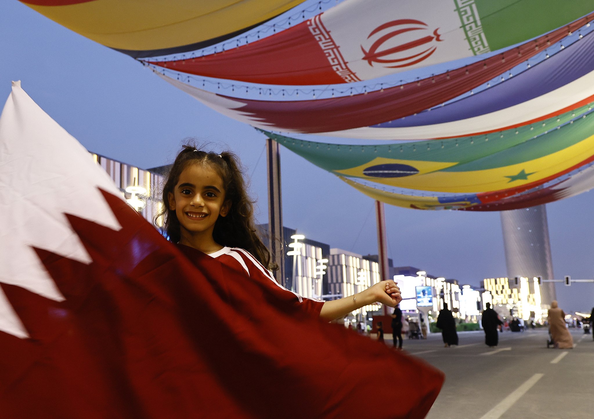 카타르 도하 루사일 대로에서 카타르 소녀가 국기를 흔들고 있다. 김현동 기자