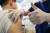 지난달 26일 서울 관악구 에이치플러스 양지병원 주사실에서 한 시민이 코로나19 백신 4차 접종을 받고 있다. 뉴스1