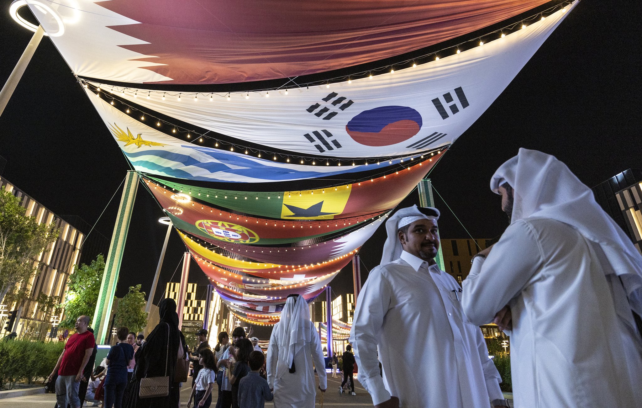 카타르 도하 루사일 대로에 2022 FIFA 카타르월드컵 참가국기가 걸려 있다. 김현동 기자