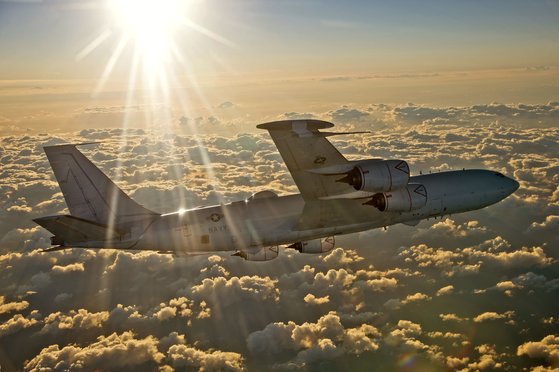 복수의 군 소식통에 따르면 미국 해군의 핵전쟁용 공중지휘통제기 E-6B '머큐리'가 지난 6일과 7일 한반도 인근 상공을 비행한 것으로 나타났다. 사진은 지난 2016년 8월 3일 E-6B의 시험 비행 모습. 사진 미 해군