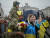 12일(현지시간) 우크라이나 헤르손 지역 주민들이 헤르손시 중앙광장에서 러시아의 철수를 축하하며 우크라이나 군인과 기념촬영을 하고 있다. 로이터=연합뉴스