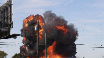 美 공군에어쇼 폭격기 2대 충돌뒤 추락…"마치 불덩이 같았다"