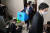 검찰관계자들이 9일 오후 국회 본청에 있는 더불어민주당 정진상 당대표 정무조정실장 사무실에서 압수수색을 마친 뒤 압수품이 든 박스를 들고나오고 있다. 연합뉴스.