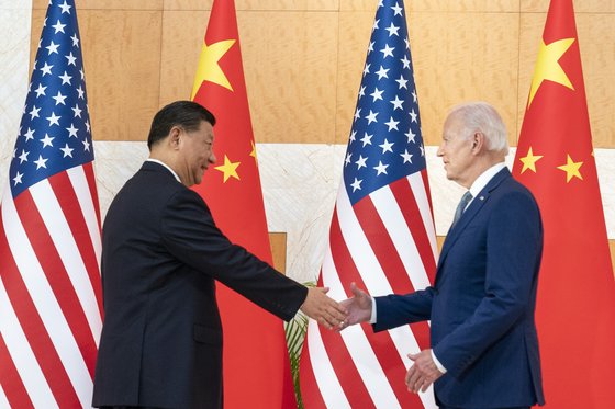 조 바이든(오른쪽) 미국 대통령과 시진핑 중국 국가주석이 14일(현지시간) 인도네시아 발리에서 열린 주요 20 개국(G20 ) 정상회의에서 만나 회담에 앞서 악수하고 있다. AP=연합뉴스