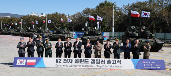 기본 협정을 체결한 지 불과 3개월도 안 된 10월 19일 현대로템 공장에서 열린 K2 전차 폴란드 갭필러 출고식. 동의를 얻어 한국군 물량을 먼저 제공한 것이기는 하나 이처럼 빠른 생산과 납품이 폴란드가 한국 무기를 선택한 가장 중요한 이유다. 송봉근 기자