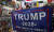 중국 이우의 한 깃발 업자가 트럼프 측 선거용품을 보여주고 있다. [사진 글로벌타임스]