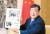싱하이밍 주한 중국대사가 지난 18일 중국대사관에서 가진 인터뷰 도중 30년전 한중 수교를 보도한 1992년 8월 24일자 중앙일보를 꺼내 들어 보이고 있다. 김상선 기자