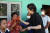 윤석열 대통령 부인 김건희 여사가 12일 캄보디아 프놈펜에서 선천성 심장질환을 앓고 있는 14세 아동의 집을 찾아 가족을 위로하고 있다. 뉴스1