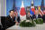 윤석열 대통령이 6월 29일(현지 시간) 스페인 마드리드 이페마 국제회의장에서 한미일 정상회담을 하고 있다. 오른쪽은 조 바이든 미국 대통령. 뉴스1
