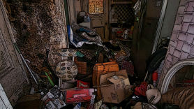 천장까지 쌓인 쓰레기만 9t…집 치우자 들린 주인의 부고