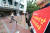 지난 9월 26일 TBS 조례 폐지안 공청회가 열리는 서울시의회 의원회관 앞에서 언론노조 TBS 지부 조합원들이 조례안 철회와 예산삭감 중단을 요구하며 피켓팅을 하고 있다. 연합뉴스