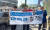 나폴리 팬들은 한국어로 ‘철 기둥’이라고 쓴 플래카드를 들고 김민재를 응원했다. 나폴리 전설적인 수비수 브루스콜로티 별명에 빗대 김민재를 극찬했다. 사진 유튜브 부오나세바 캡처