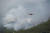 지난 5월 31일 오후 경남 밀양시 부북면 춘화리에서 발생한 산불을 산림청 산불진화헬기가 물을 뿌리며 진화하고 있는 모습. 사진 산림청