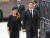 쥐스탱 트뤼도 캐나다 총리(오른쪽)가 부인 소피 그레고리 트뤼도와 함께 9월 19일(현지시간) 엘리자베스 2세 영국 여왕의 장례식이 열리는 런던 웨스트민스터 사원에 도착하고 있다. 연합뉴스
