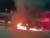 15일 오전 1시 27분쯤 광주시 동구의 한 도로에서 사고로 화재가 난 차량을 발견한 시민들이 운전자를 구조하기 위해 힘을 모으고 있다. 사진 광주경찰청