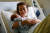 지난 14일 이탈리아 로마의 한 병원에서 한 산모가 방금 태어난 신생아를 안고 웃고 있다. 로이터=연합뉴스