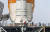 미국 플로리다주 케네디우주센터에서 아르테미스 1호 임무를 위한 준비가 계속되는 가운데 발사대 직원들이 오리온 승무원 캡슐이 장착된 NASA의 차세대 달 로켓인 우주 발사 시스템(SLS) 로켓을 살펴보고 있다. 로이터=연합뉴스