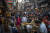 지난 12일 인도 뉴델리의 한 시장에서 사람들이 노점 음식을 먹고 있다. AP=연합뉴스