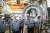박정원 두산그룹 회장(앞줄 가운데)이 15일 경남 창원시 두산에너빌리티 풍력공장에서 해상풍력발전기 설비를 살펴보고 있다. 사진 두산그룹