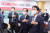김진태 강원지사(앞줄 오른쪽)가 지난 14일 오후 국회 의원회관에서 열린 '레고랜드 이슈의 본질은 무엇인가?' 포럼에서 국기에 경례하고 있다. 