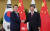 윤석열 대통령과 시진핑 중국 국가주석이 15일(현지시간) 인도네시아 발리 한 호텔에서 열린 한중 정상회담에서 악수하고 있다. 뉴스1