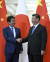 지난 2019년 12월 23일 중국 베이징에서 열린 한중일 정상회의에서 아베 신조 당시 일본 총리와 시진핑 중국 국가주석이 회담에 앞서 악수를 하고 있다. AP=연합뉴스 J