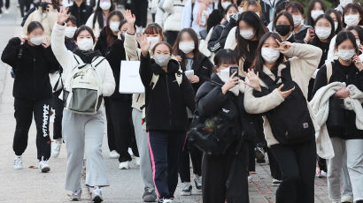 [포토타임] '드디어 수능 끝'...환하게 웃으며 고사장 나서는 수험생들