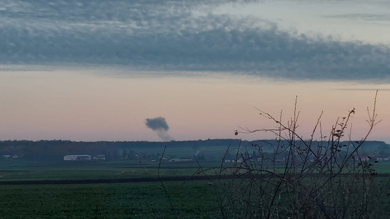 폴란드 마을 농지에 지난 15일 미사일이 떨어져 연기가 치솟고 있다. [로이터=연합뉴스]