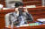 한동훈 법무부 장관이 지난 15일 오전 국회에서 열린 예산결산특별위원회 전체회의에서안경을 고쳐쓰고 있다. 김성룡 기자