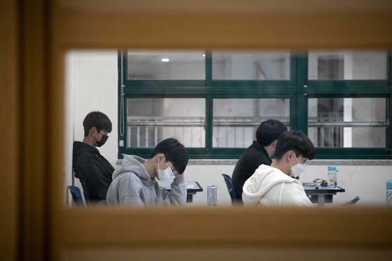 17일 오전 서울 경복고등학교 시험장에서 수험생들이 시험 시작을 기다리고 있다. 사진공동취재단