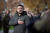 볼로디미르 젤렌스키 우크라이나 대통령이 14일 러시아군이 철수하면서 탈환한 남부도시 헤르손을 방문해 국가를 부르고 있다. 최근 우크라이나군이 군사적으로 유리한 상황이다. [로이터=연합뉴스]