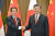 기시다 후미오 일본 총리와 시진핑 중국 국가주석이 17일 태국 방콕의 한 호텔에서 회담 시작에 앞서 악수를 하고 있다. AFP=연합뉴스 