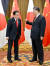 기시다 후미오 일본 총리와 시진핑 중국 국가주석이 17일 태국 방콕에서 회담을 시작하기 전 대화를 나누고 있다. 로이터=연합뉴스