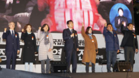 민주당 의원 6명, 집회 단상 올라…무소속 민형배 “참사 진짜 주범은 尹”
