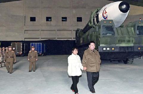 김정은, '똑닮은 딸' 손 잡고 ICBM 쐈다…"핵엔 핵으로 답할 것"