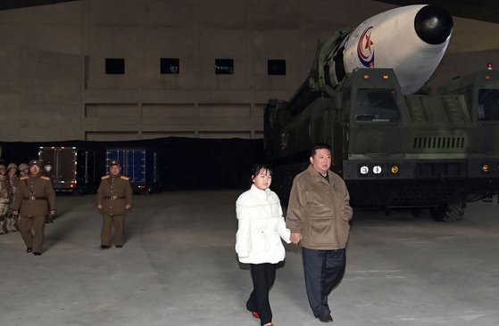 북한이 김정은 노동당 총비서의 딸을 전격 공개했다. 노동당 기관지 노동신문은 19일 김 총비서가 전날 대륙간탄도미사일(ICBM) 발사를 지휘했다고 보도하며 그가 딸과 함께 발사 현장을 찾은 사진을 여러 장 공개했다. 뉴스1