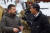 19일(현지시간) 볼로디미르 젤렌스키 우크라이나 대통령(왼쪽)이 키이우를 방문한 리시 수낵 영국 총리와 만나 이야기하고 있다. 이날 젤렌스키 대통령은 수낵 총리에게 키이우에서 파괴된 러시아 군용 차량 전시회를 보여줬다. AFP=연합뉴스