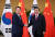 윤석열 대통령은 지난 15일 인도네시아 발리에서 시진핑 중국 국가주석과 첫 대면 회담을 가졌다. [중국 신화망 캡처]