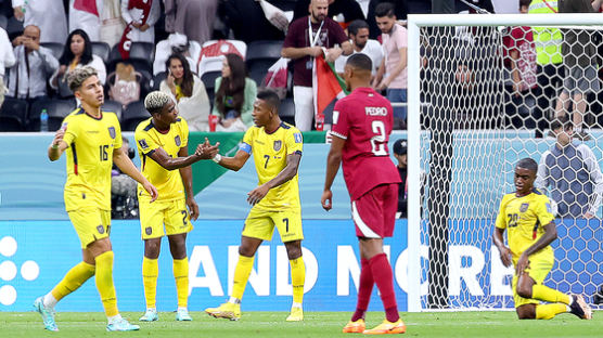 월드컵 개최국 1차전 무패 깨졌다…카타르, 에콰도르에 0-2 완패