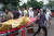 21일 규모 5.6의 지진이 발생한 인도네시아 서자와주 치안주르의 한 병원에서 직원이 부상자를 옮기고 있다. AP=연합뉴스