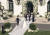지난 19일(현지시간) 백악관에서 결혼식을 올린 나오미 바이든의 웨딩 드레스. 유독 긴 트레인(신부 베일 뒷자락)이 특징이다. AP=연합뉴스