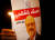 지난 2018년 10월 25일(현지시간) 이스탄불의 사우디 영사관 밖에서 한 시위자가 카슈끄지의 초상화와 촛불을 들고 시위하는 모습. 로이터=연합뉴스