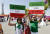 이란 축구팬이 21일 카타르 월드컵 조별리그 이란-잉글랜드 경기에 앞서 경기장 밖에서 '여성 삶 자유' 문구가 있는 패널을 들고 있다. 로이터=연합뉴스