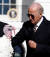 21일 백악관 사우스론에서 조 바이든 미국 대통령이 칠면조를 사면하고 있다. 로이터=연합뉴스