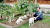 문재인 대통령과 김정숙 여사가 지난해 8월 29일 관저 앞 마당에서 풍산개들과 시간을 보내고 있다. 뉴스1