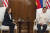 필리핀을 방문 중인 카멀라 해리스 미국 부통령이 21일 마르코스 주니어 필리핀 대통령과 만나 회담을 하고 있다. AP=연합뉴스