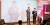 강성현 롯데마트 대표이사(왼쪽)와 남창희 롯데슈퍼 대표이사가 콘퍼런스에 참석한 파트너사 참석자에게 감사 인사를 하고 있다. [사진 롯데마트]