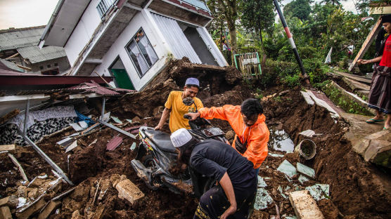 [이 시각]인도네시아 지진으로 최소 160명 사망... 자카르타까지 흔들
