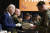 조 바이든 미국 대통령(왼쪽 끝)이 21일 노스캐롤라이나의 체리 포인트 해병항공기지를 방문해 장병들에게 추수감사절 식사를 나눠주고 있다. AP=연합뉴스 